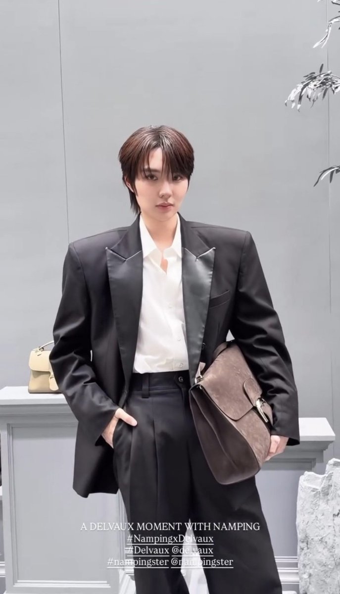 Jerry237005's tweet photo. Namping Napatsakorn enters a world of monochrome and human presence, where Delvaux craftsmanship responding to Hans Op de Beeck's artistic precision becomes part of the artistic narrative.

A DELVAUX MOMENT WITH NAMPING
#NampingxDelvaux
#Delvaux
#nampingster https://t.co/WnWVShAk66