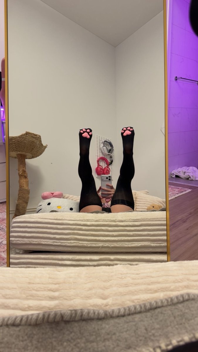 oopschlo's tweet photo. which angle is better? ;) https://t.co/CPY5sotIGM