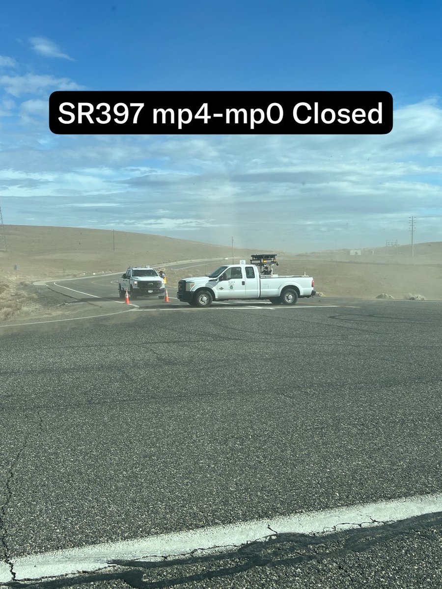 wspd3pio's tweet photo. 🚨SR397 MP4 to MP0 closed (Olympia St to I82.) There are strong winds blowing sand over SR397 causing low visibility.  At this time WSDOT has the roadway closed until the sandstorm passes.  #Kennewick #SR397 #wind #sandstorm #Trafficsafety https://t.co/OZK75aXGIh