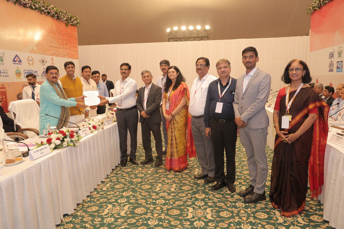 RailTel's tweet photo. संसदीय राजभाषा समिति की दूसरी उपसमिति के माननीय सदस्यों द्वारा रेलटेल उत्तरी क्षेत्र की जयपुर टेरिटरी कार्यालय का दिनांक 24.09.26 को राजभाषा संबंधी निरीक्षण किया गया। इस अवसर पर रेलटेल में हिंदी में किए जा रहे कार्यों की प्रदर्शनी भी लगाई गई। निरीक्षण बैठक में माननीय सदस्यों द्वारा  प्रमाण पत्र प्रदान किया गया।