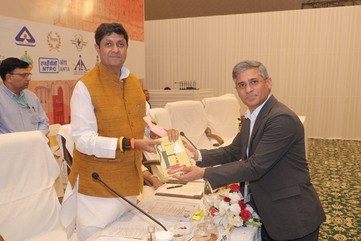 RailTel's tweet photo. संसदीय राजभाषा समिति की दूसरी उपसमिति के माननीय सदस्यों द्वारा रेलटेल उत्तरी क्षेत्र की जयपुर टेरिटरी कार्यालय का दिनांक 24.09.26 को राजभाषा संबंधी निरीक्षण किया गया। इस अवसर पर रेलटेल में हिंदी में किए जा रहे कार्यों की प्रदर्शनी भी लगाई गई। निरीक्षण बैठक में माननीय सदस्यों द्वारा  प्रमाण पत्र प्रदान किया गया।