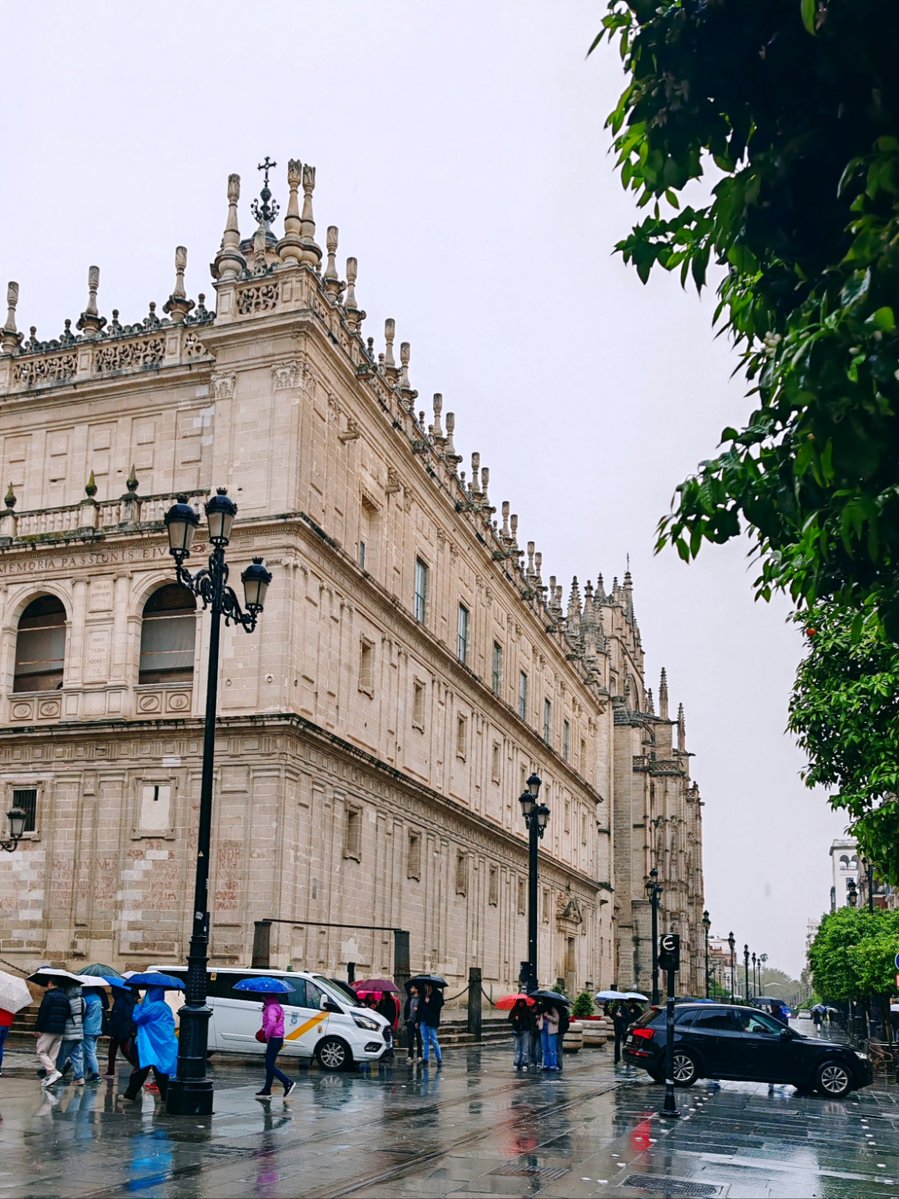 Kirkbyoexv's tweet photo. Hoy exploré el barrio antiguo de Sevilla, tomé fotos de la catedral y probé tapas de jamón ibérico. Un día perfecto! https://t.co/edhVvyQBsS