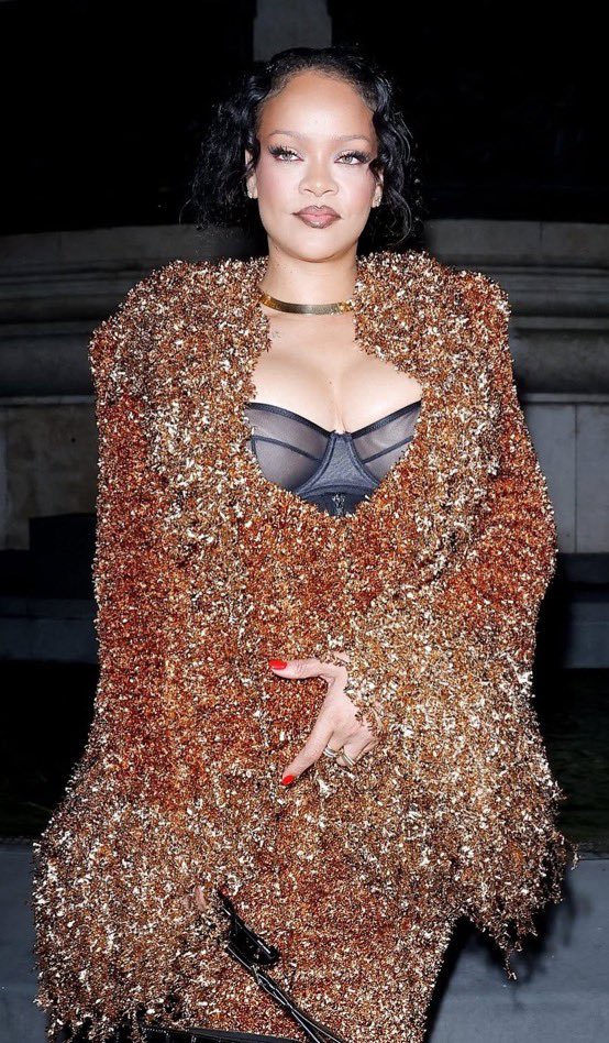 cantleavethegc's tweet photo. Now RIH is the REAL fashion girl. https://t.co/YMk9Liav73