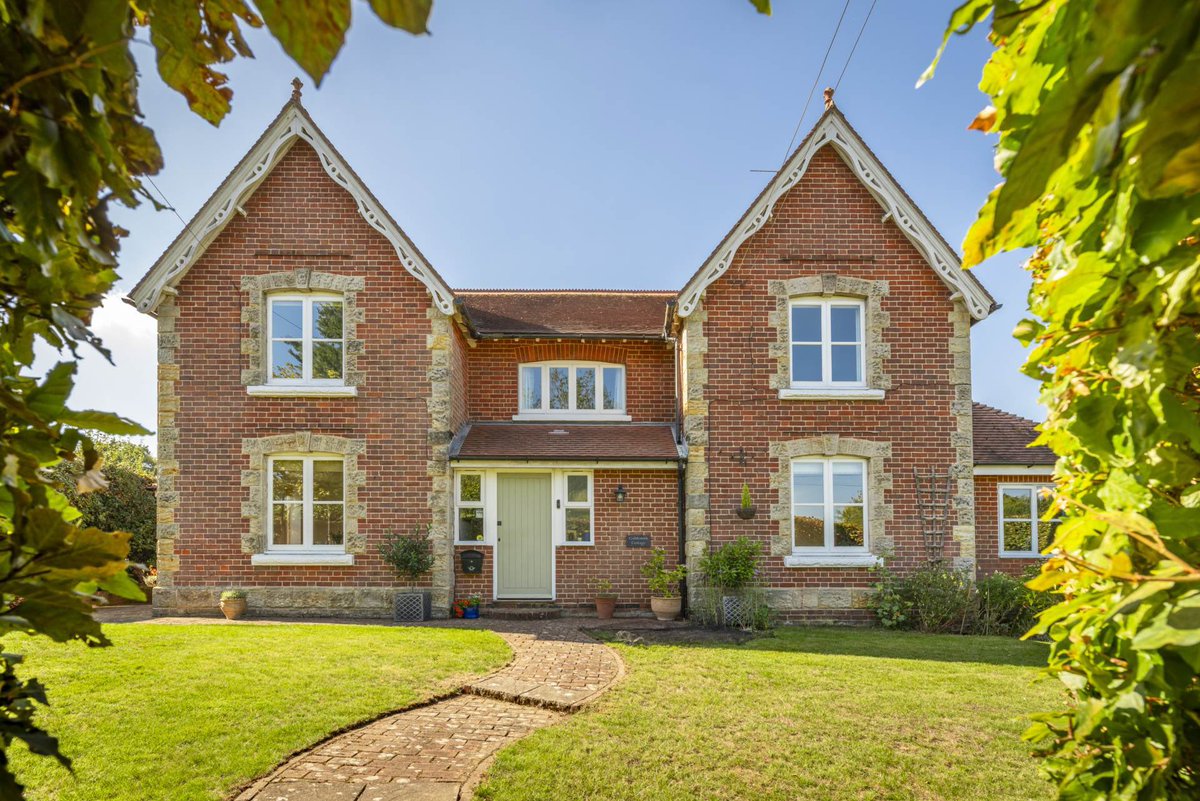 FlyingFishUK's tweet photo. NEW LISTING IN GROOMBRIDGE! GUIDE PRICE £1m: NO CHAIN Beautiful 4-bedroom period house with detached double garage in idyllic village location
https://t.co/HcdbsGfgi0
.
.
.
#tunbridgewells #tonbridge #bidborough #southborough https://t.co/uHKNVVah4f