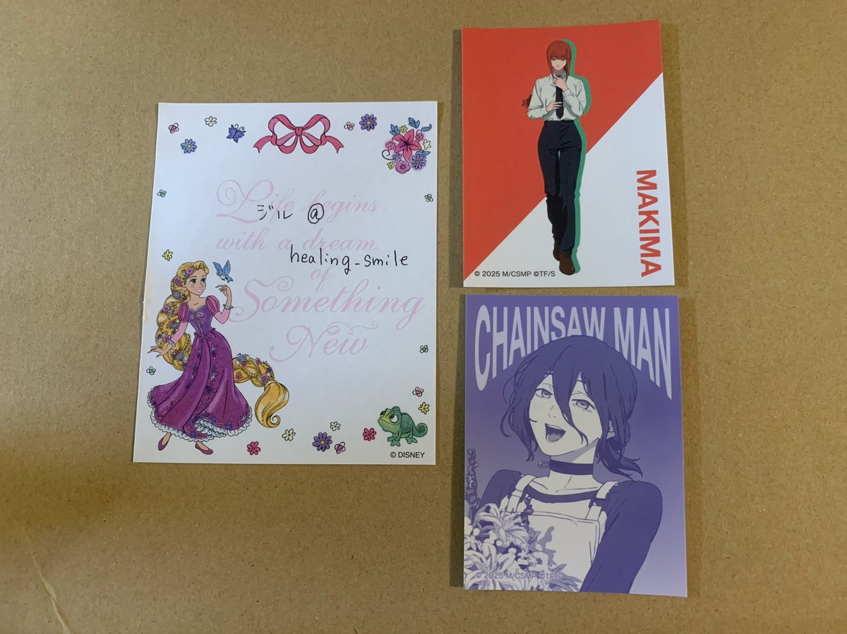 healing_smile's tweet photo. 【交換】チェンソーマン POP UP SHOPブラックコーデ 新宿マルイ アニメイト

譲: パワー　レゼ　マキマ

求: 
缶バッジ▶︎ アップアキ
特典▶︎ 同種アキ、決まり次第ブラックコーデアキ
ステッカー▶︎ ブラックコーデアキ 缶バブラックコーデアキ(アップ)

レゼは2点以上の交換でお願いします。 https://t.co/vts6uOkHXJ
