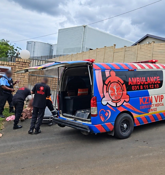 _ArriveAlive's tweet photo. A woman sustained serious injuries following a dog attack on Isom Road in the Greenwood Park area
https://t.co/Couq7GOEOv
#ArriveAlive #DogAttack https://t.co/y2PSlkPbEW