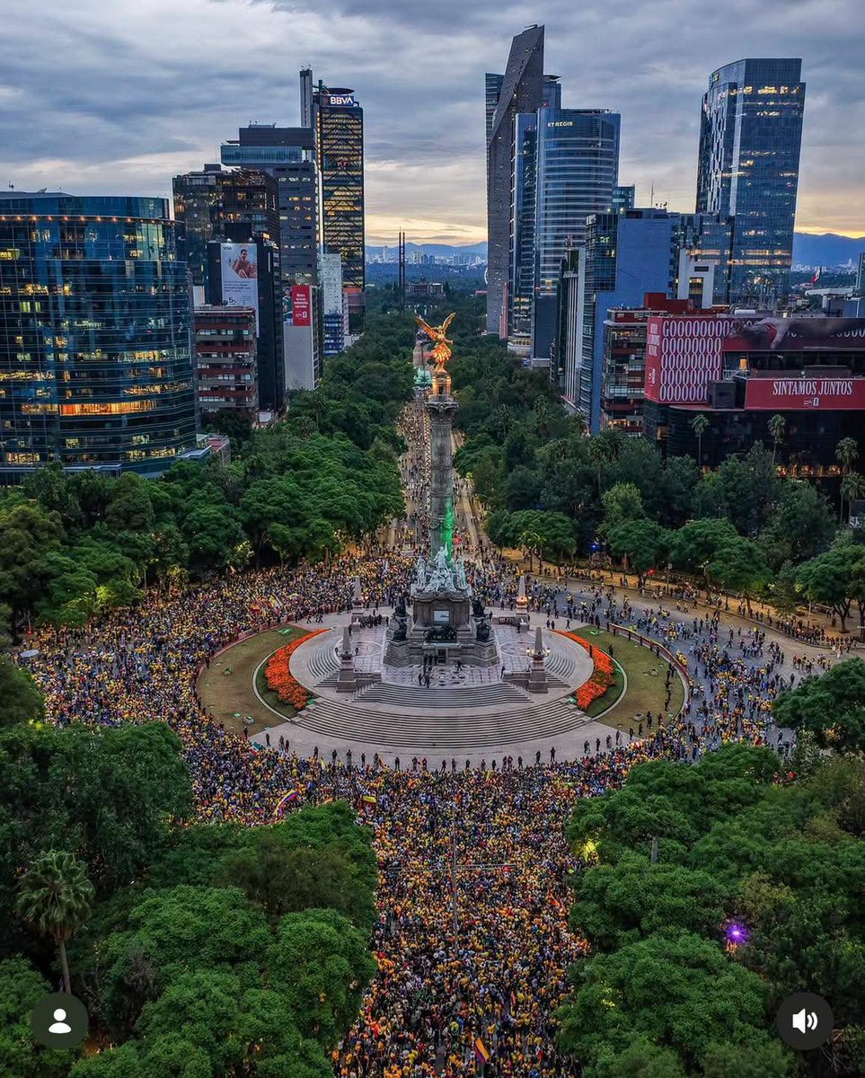 Leonard08737971's tweet photo. "en México no nos quieren a los colombianos". Literalmente los colombianos celebrando la victoria de Colombia de un partido del mundial en el monumento más emblemático de la CDMX sin ningún tipo de inconveniente. https://t.co/5srnfth48j