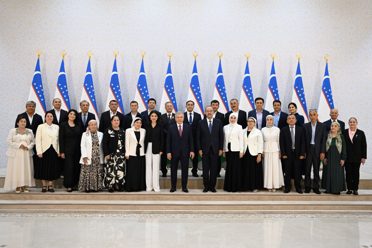 president_uz's tweet photo. President Shavkat #Mirziyoyev met with members of #Uzbekistan’s national #chess and para-chess teams and congratulated them on their outstanding achievements at the Olympiads in #Samarkand.
He presented awards to the champions and medalists, outlining new measures to support talented young players and further develop chess in the country.