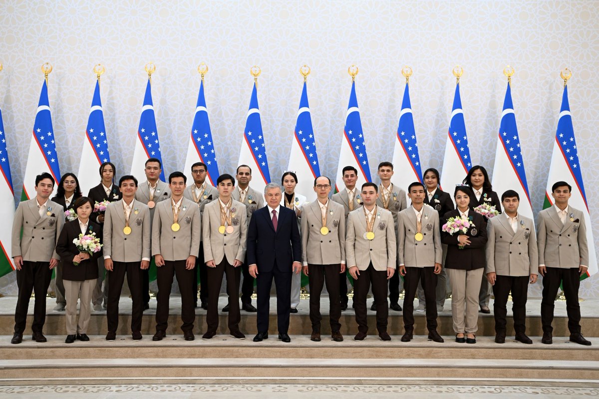 president_uz's tweet photo. President Shavkat #Mirziyoyev met with members of #Uzbekistan’s national #chess and para-chess teams and congratulated them on their outstanding achievements at the Olympiads in #Samarkand.
He presented awards to the champions and medalists, outlining new measures to support talented young players and further develop chess in the country.