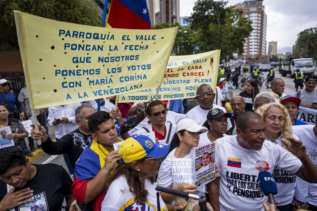 ElNacionalWeb's tweet photo. #29Sep | 🇻🇪📢 Decenas de personas protestaron este lunes en varios estados de Venezuela para exigir aumento del salario mínimo, soluciones a la crisis eléctrica, elecciones presidenciales y la liberación de los presos políticos.

🚧 En Zulia, trabajadores y estudiantes bloquearon el paso en el puente sobre el Lago de Maracaibo, mientras también se registraron movilizaciones en Caracas, Monagas, Anzoátegui, Lara, Yaracuy, Aragua, Trujillo, Carabobo y Bolívar.

⚖️ En Caracas, manifestantes marcharon hasta la sede de la Magistratura y entregaron un documento para solicitar investigaciones contra jueces que pudieran haber incurrido en faltas disciplinarias, abuso de autoridad o retardo procesal en casos relacionados con presos políticos.

📸 EFE

🔗 Más detalles en https://t.co/H7Waez8GEB
