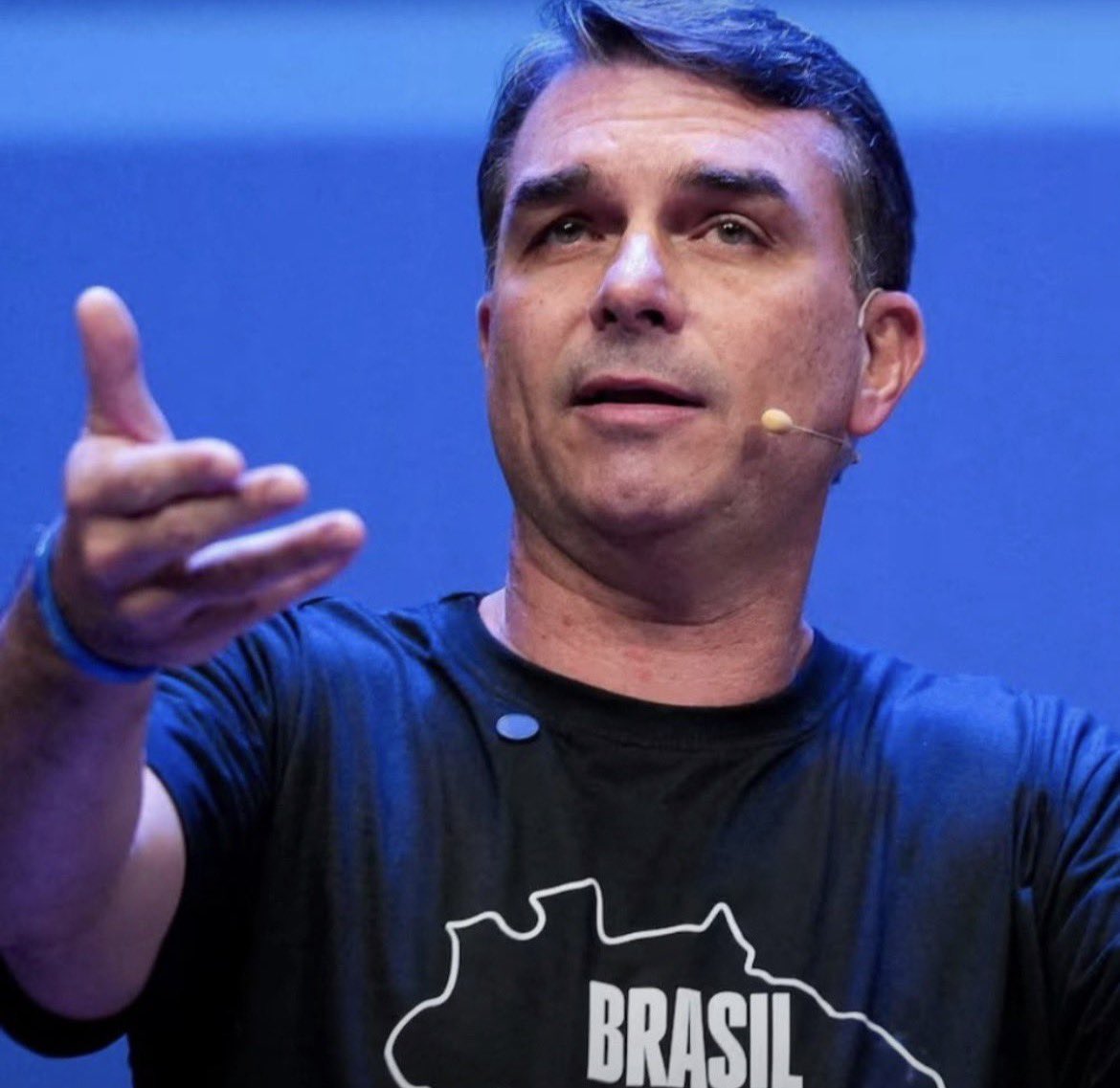 pesquisas_elige's tweet photo. 🚨URGENTE: Já que a direita está acusando o Pres. @LulaOficial (PT-SP) de relativizar o estupro de vulneráveis, informo que o Senador Flávio Bolsonaro (PL-RJ) atua como advogado do Policial Militar Bruno Dias Delaroli, assassino que atirou à queima-roupa contra a menina Ana Clara Machado, de 5 anos, em Niterói (RJ), a mando da MILÍCIA. Inclusive, há alguns meses, Flávio Bolsonaro (PL-RJ) apresentou recurso para impedir a condenação do réu pelo Júri Popular. Surgem questionamentos: quem financiou @FlavioBolsonaro para a apresentação de um trabalho tão PODRE a favor do CRIME ORGANIZADO?🇧🇷👍😭💣