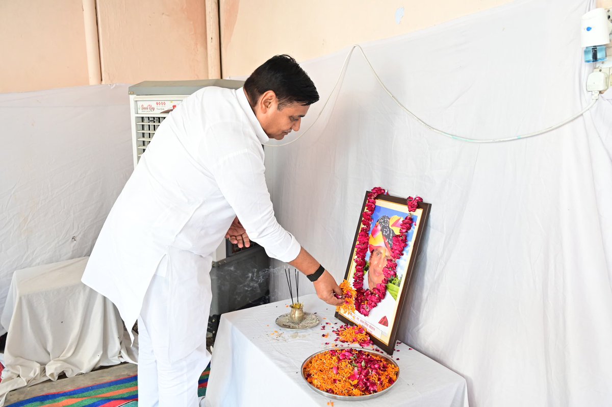 GovindDotasra's tweet photo. आज मेरे निजी सहायक हेमंत सिंह जी के ताऊजी के निधन उपरांत शोक सभा में शामिल हुआ एवं परिवारजनों से मिलकर संवेदना व्यक्त की। https://t.co/H7QvSGCjvW