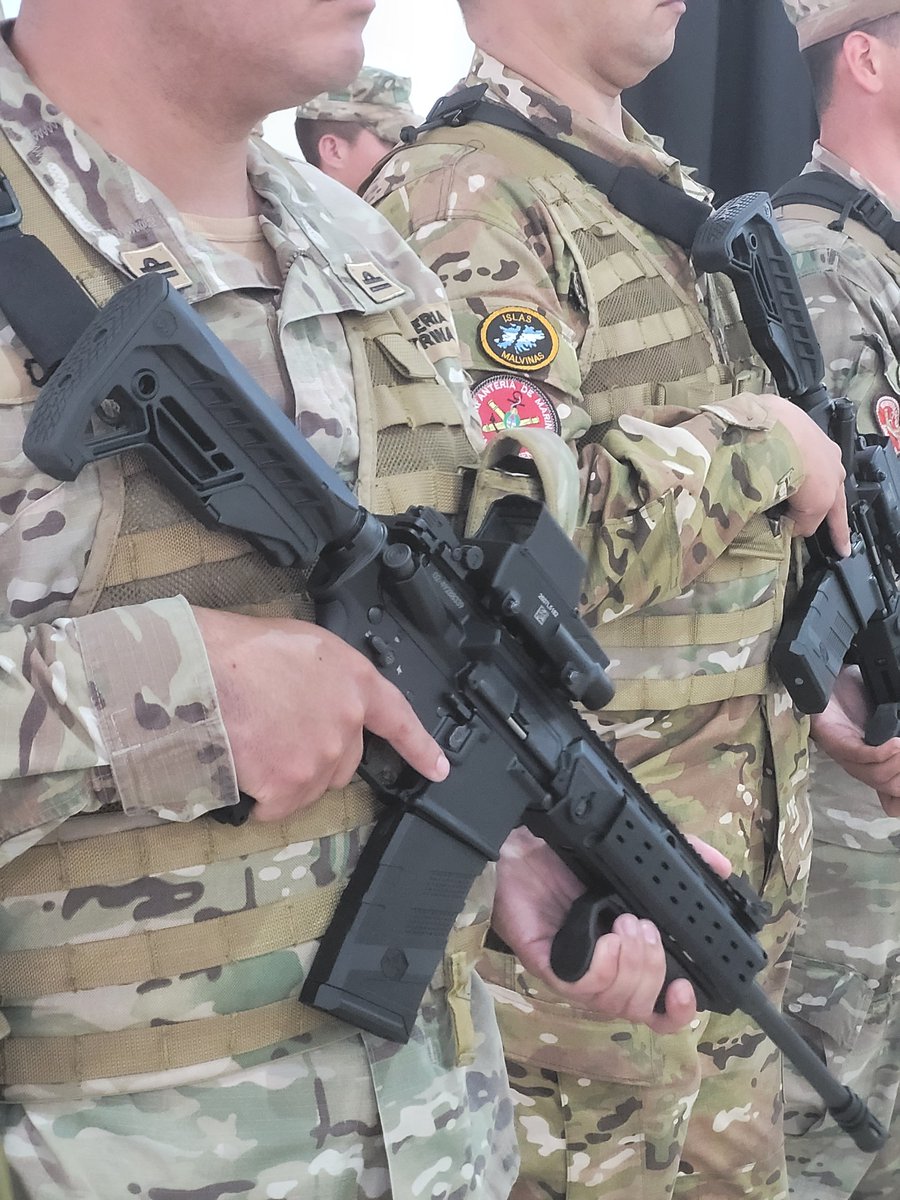 PucaraDefensa's tweet photo. La Infantería de Marina de la @Armada_Arg recibe sus fusiles IWI Arad 5 para iniciar el reemplazo de sus M16. https://t.co/z7atXIR5be