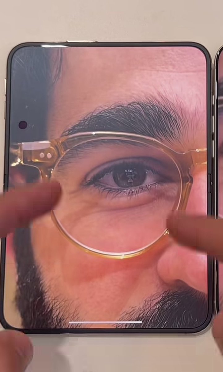BenGeskin's tweet photo. iPhone Duo: glossy outer display vs matte inner display https://t.co/Zh7A6CZ0SC