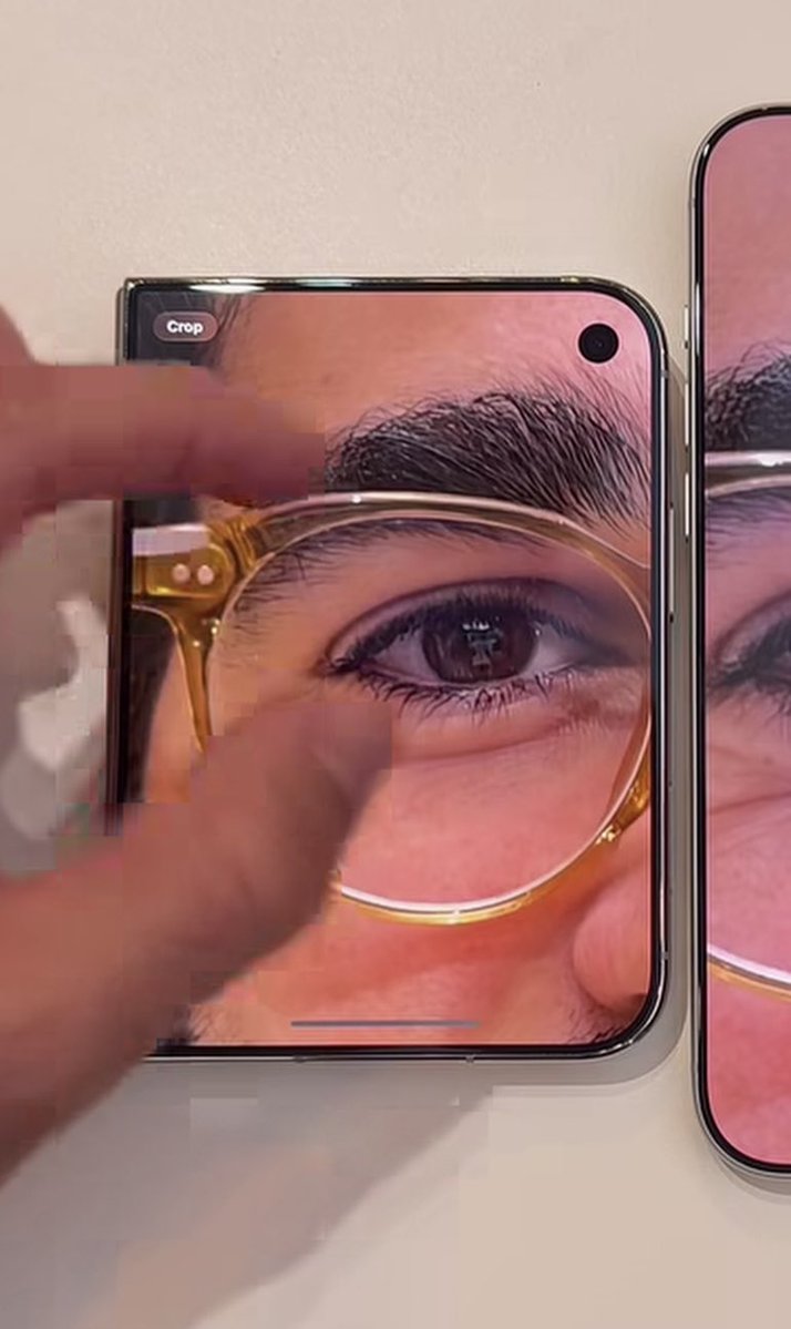 BenGeskin's tweet photo. iPhone Duo: glossy outer display vs matte inner display https://t.co/Zh7A6CZ0SC