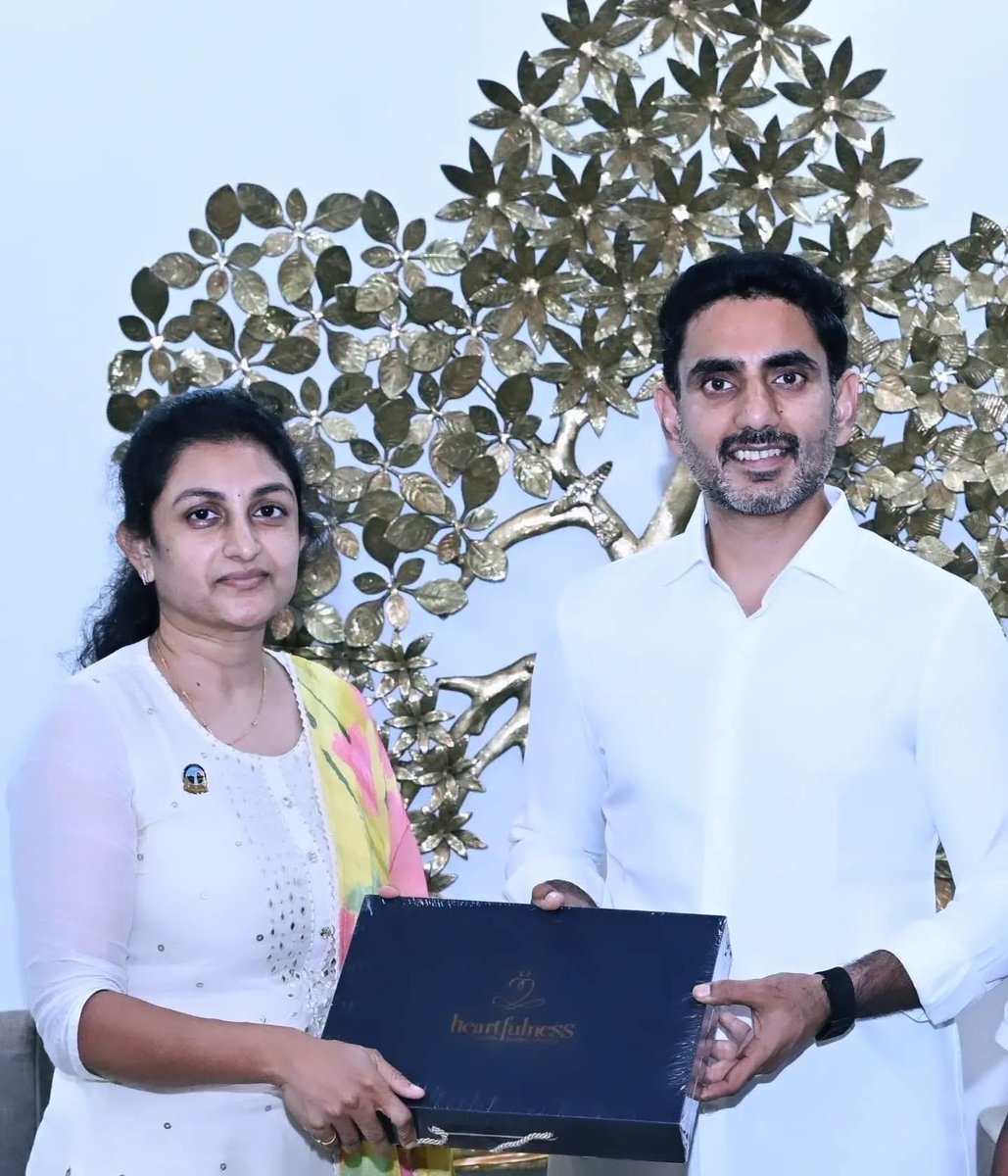 SBSUSA007's tweet photo. ఇచ్చిన మాట నిలబెట్టుకున్న తెలుగుదేశం పార్టీ యువనేత, ఐటి విద్య శాఖ మంత్రి నారా లోకేష్ గారు, దివంగనేత చెరుకూరి వసంత్ కుమార్ గారి శుభ స్వీకరణకు హాజరై లోకేష్ గారి నివాసంలో కుటుంబ సభ్యులతో కలవమని చెప్పారు అదే మాట చెప్పిన విధంగా ఈరోజు వారికి సమయాన్ని ఇచ్చి కలిశారు.

తెలుగుదేశం పార్టీ సీనియర్ నాయకులు దివంగనేత చెరుకూరి వసంత్ కుమార్ గారి సతీమణి చెరుకూరి శిల్ప గారు విజయవాడలోని నారా లోకేష్ గారి స్వగృహం నందు మర్యాదపూర్వకంగా కలిశారు. ఎంతో ఆప్యాయంగా వసంత్ గారి కుటుంబ సభ్యులతో నారా లోకేష్ గారు చాలా సమయం గడిపి, భవిష్యత్తులో తెలుగుదేశం పార్టీ ఎల్లవేళలా అండగా ఉంటుందని మాటిచ్చారు, అలాగే ఏ సహాయం కావలసిన తను ఎప్పుడైనా అందుబాటులో ఉంటానని మాట ఇచ్చారు.

#NaraLokesh