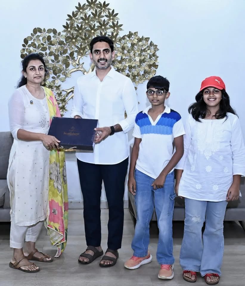 SBSUSA007's tweet photo. ఇచ్చిన మాట నిలబెట్టుకున్న తెలుగుదేశం పార్టీ యువనేత, ఐటి విద్య శాఖ మంత్రి నారా లోకేష్ గారు, దివంగనేత చెరుకూరి వసంత్ కుమార్ గారి శుభ స్వీకరణకు హాజరై లోకేష్ గారి నివాసంలో కుటుంబ సభ్యులతో కలవమని చెప్పారు అదే మాట చెప్పిన విధంగా ఈరోజు వారికి సమయాన్ని ఇచ్చి కలిశారు.

తెలుగుదేశం పార్టీ సీనియర్ నాయకులు దివంగనేత చెరుకూరి వసంత్ కుమార్ గారి సతీమణి చెరుకూరి శిల్ప గారు విజయవాడలోని నారా లోకేష్ గారి స్వగృహం నందు మర్యాదపూర్వకంగా కలిశారు. ఎంతో ఆప్యాయంగా వసంత్ గారి కుటుంబ సభ్యులతో నారా లోకేష్ గారు చాలా సమయం గడిపి, భవిష్యత్తులో తెలుగుదేశం పార్టీ ఎల్లవేళలా అండగా ఉంటుందని మాటిచ్చారు, అలాగే ఏ సహాయం కావలసిన తను ఎప్పుడైనా అందుబాటులో ఉంటానని మాట ఇచ్చారు.

#NaraLokesh
