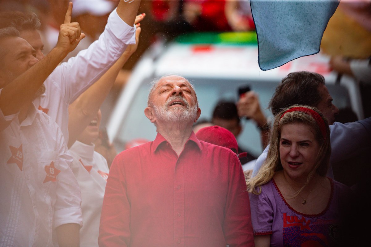 gadelhatp's tweet photo. Foto meu irmãozin Thiago Gadelha 📸 para o DN. 

Lula em Fortaleza 29 set. 

O papi fazendo a reza e sentindo a chuva!

⭐️APERTAAAAAAA13 ⭐️

sente o que é aura https://t.co/mvMvDM75lx