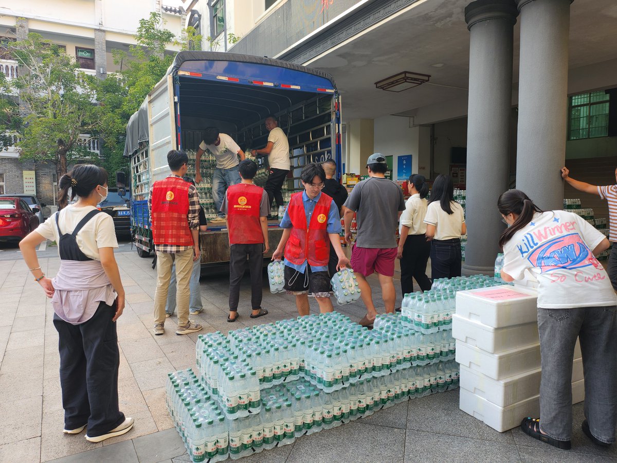 Shelly40's tweet photo. Hoy ayudamos a recolectar alimentos para familias necesitadas en el centro de la ciudad. Cada grano cuenta, juntos cambiamos el mundo!  #VoluntariadoSolidario， https://t.co/wOlqHOmO9K