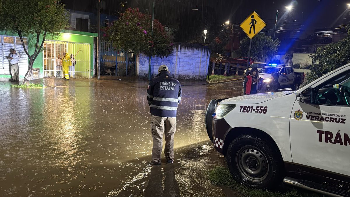 ChingaKD2's tweet photo. ⚡ #AlMomento

🟣 Este es el saldo parcial de afectaciones por lluvias en 12 municipios de Veracruz
◾ Se reportan dos muertos, dos personas rescatadas y 138 viviendas afectadas

👇 #ConoceMás
https://t.co/LeOPBilg4q

#ConoceMás #Entérate #Lluvias #Xalapa #afectaciones #SPC https://t.co/IkurUi3apB