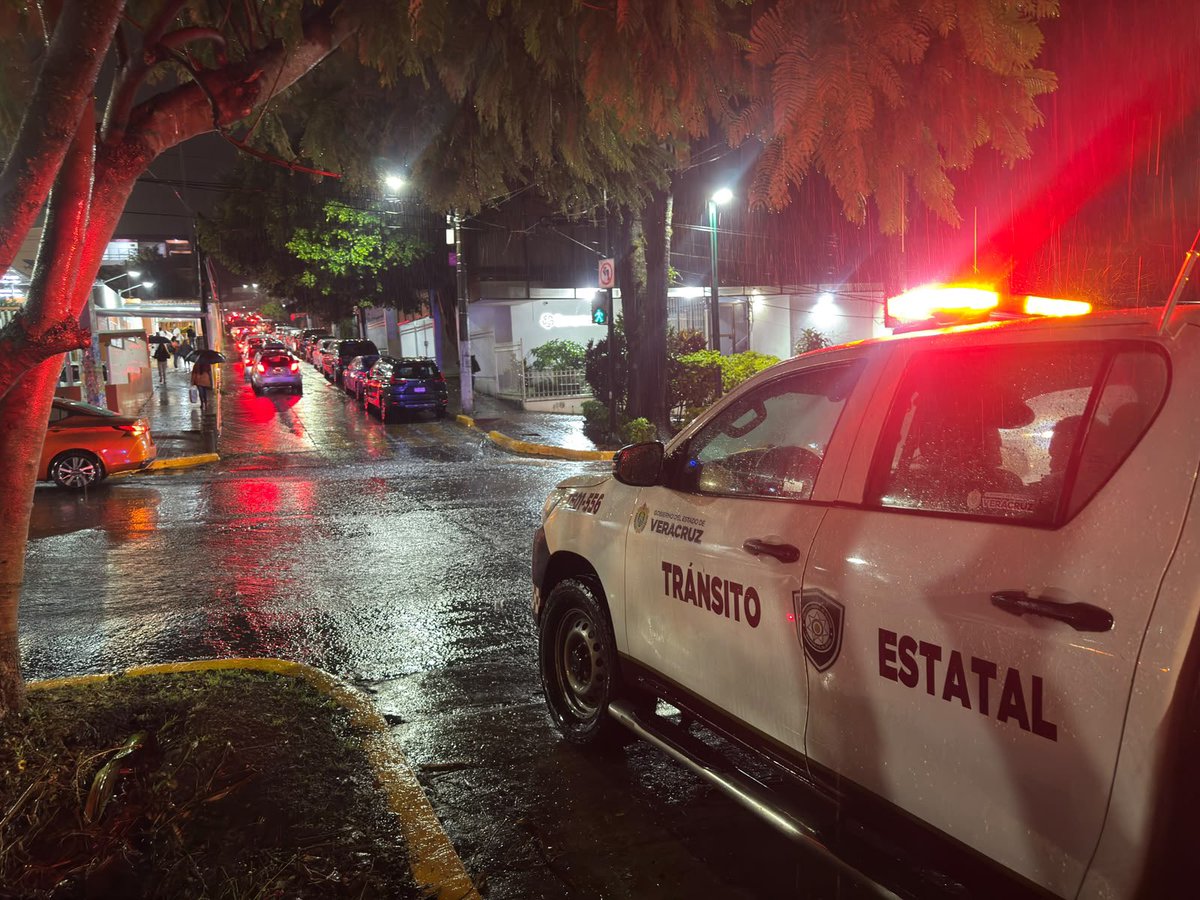 ChingaKD2's tweet photo. ⚡ #AlMomento

🟣 Este es el saldo parcial de afectaciones por lluvias en 12 municipios de Veracruz
◾ Se reportan dos muertos, dos personas rescatadas y 138 viviendas afectadas

👇 #ConoceMás
https://t.co/LeOPBilg4q

#ConoceMás #Entérate #Lluvias #Xalapa #afectaciones #SPC https://t.co/IkurUi3apB