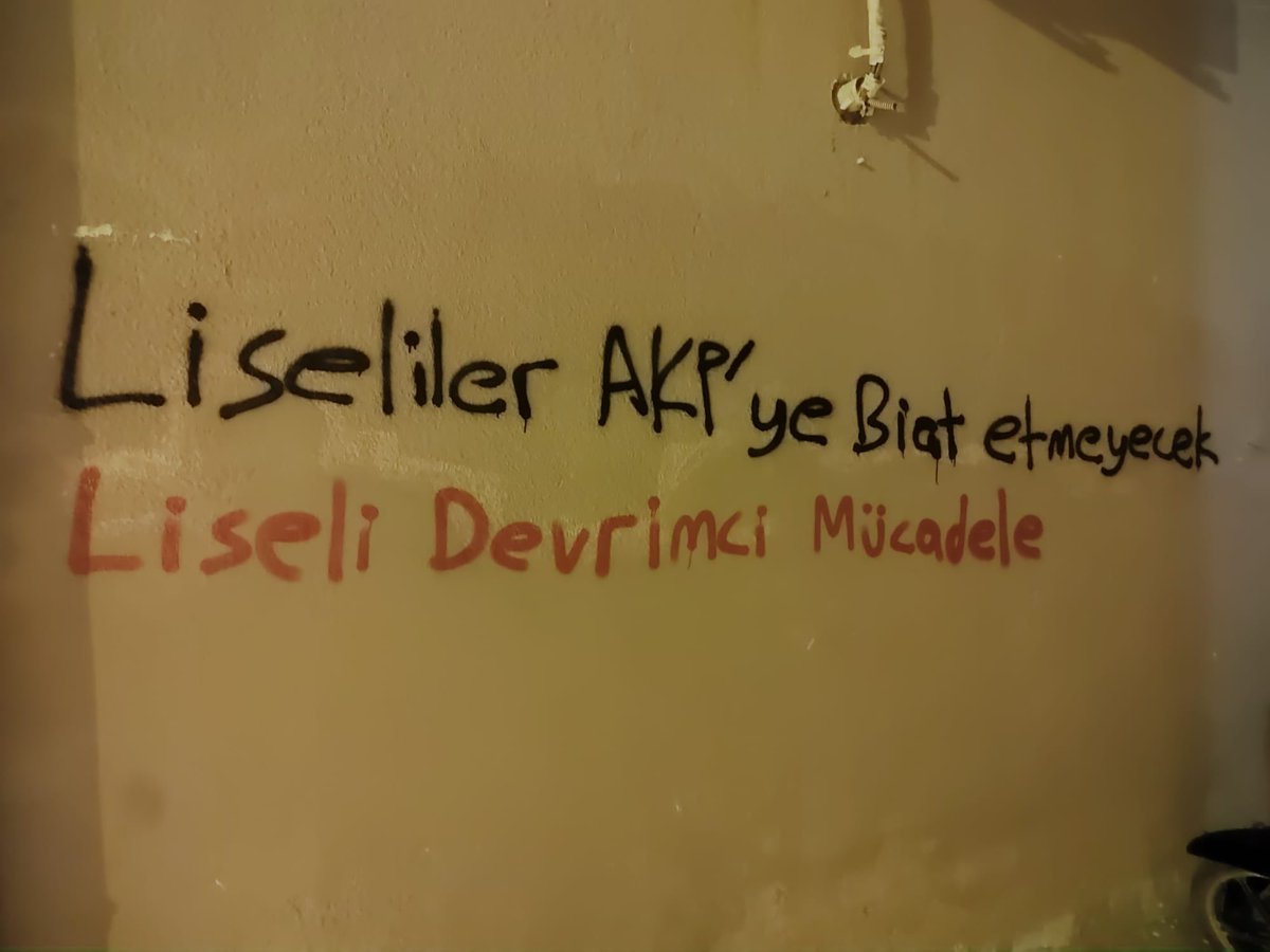 lisdevmucadele's tweet photo. Muğla sokaklarından sesleniyoruz:
Liseliler AKP’ye Biat Etmeyecek! 

Muğlalı liseliler Liseli Devrimci Mücadele saflarına! ⤵️
https://t.co/J9hSXSl4bV https://t.co/vMeORXLoYf