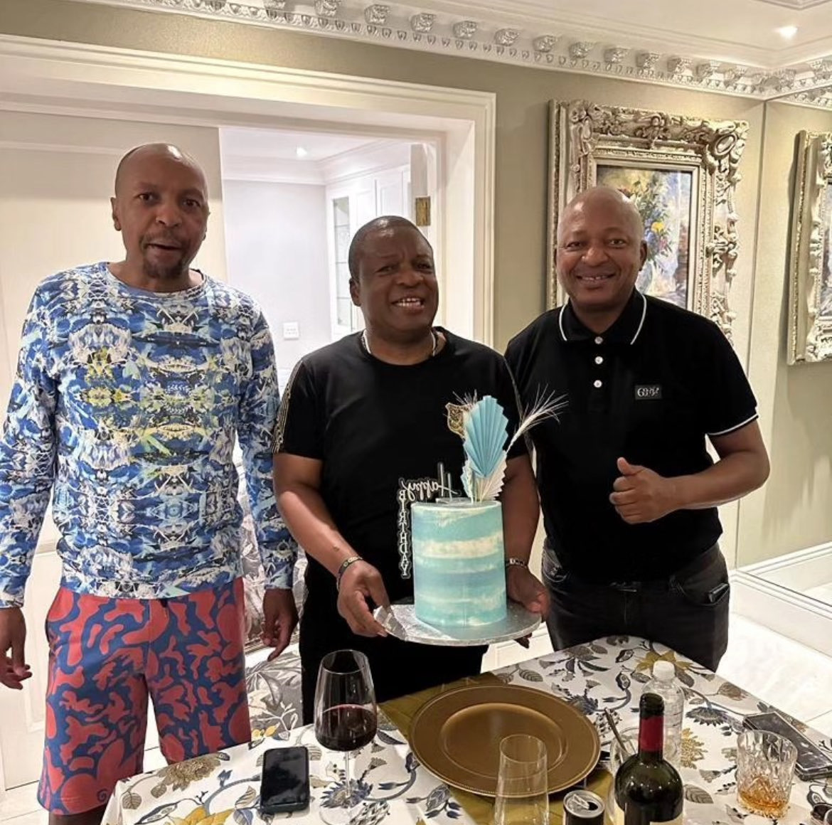 ZizinjaAbelungu's tweet photo. It must be nice being someone like Kenny Kunene, there is no noise when he is seen associating with people and so called “criminals.”

This is the same person who was at KT Molefe house when he was being arrested. 

To date there hasn't been any loud noise. We see this double standard.