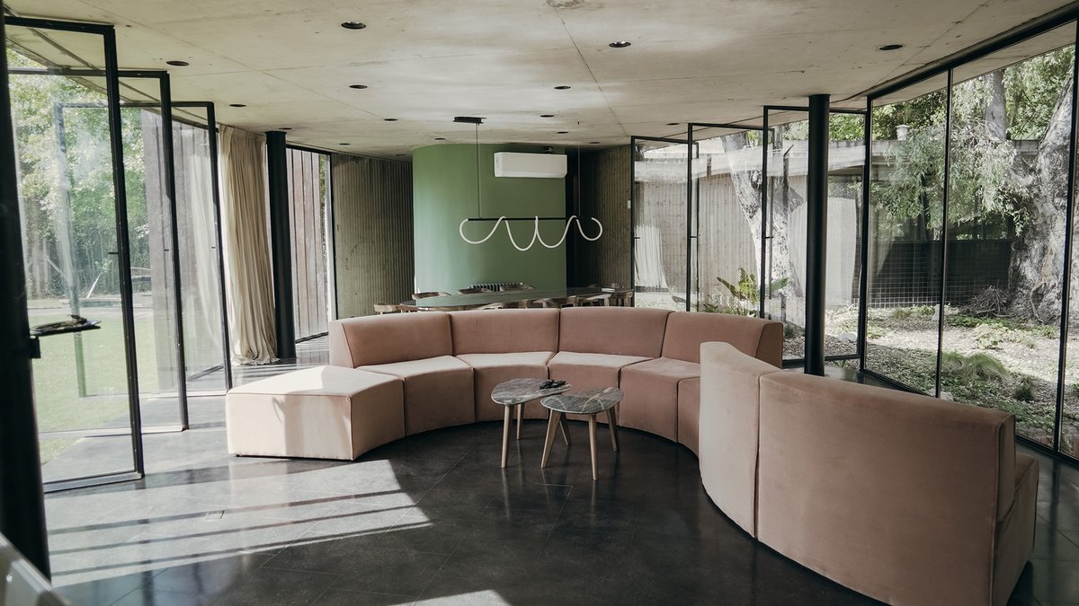 arqcommx's tweet photo. ¿Por qué hacer una casa circular? 
La Casa JB, de Haak Arquitectura, en Buenos Aires, responde al sol y a los árboles existentes. Concreto curvo con encofrado de chapa ondulada, acero y granito negro completan su lenguaje brutalista. https://t.co/5ii1Frx4k1