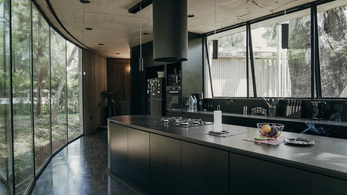 arqcommx's tweet photo. ¿Por qué hacer una casa circular? 
La Casa JB, de Haak Arquitectura, en Buenos Aires, responde al sol y a los árboles existentes. Concreto curvo con encofrado de chapa ondulada, acero y granito negro completan su lenguaje brutalista. https://t.co/5ii1Frx4k1