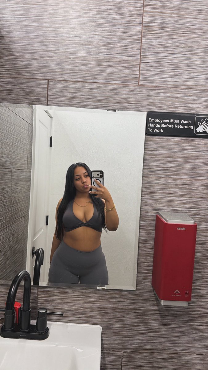 Allissaxlve's tweet photo. New to twitter 😋 #latina #teen https://t.co/RQhntmkHtm