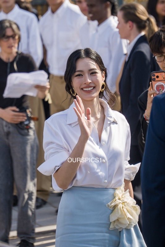 nutty23676275's tweet photo. Lingling Kwong and Orm Kornnaphat  were serving gorgeous energy at Paris Fashion Week.

LINGORM BA DIOR AT PFW
#DiorSummer27xLingOrm
#LinglingKwong #OrmKornnaphat 
#LingOrm #Dior #DiorSummer27 #PFW https://t.co/37BZ0epjV3