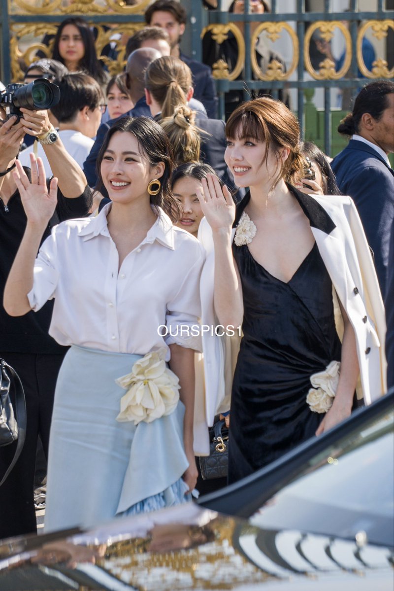 nutty23676275's tweet photo. Lingling Kwong and Orm Kornnaphat  were serving gorgeous energy at Paris Fashion Week.

LINGORM BA DIOR AT PFW
#DiorSummer27xLingOrm
#LinglingKwong #OrmKornnaphat 
#LingOrm #Dior #DiorSummer27 #PFW https://t.co/37BZ0epjV3