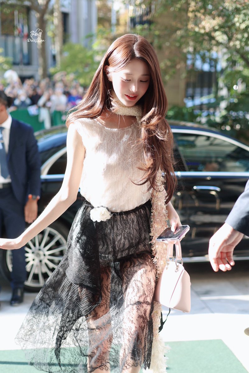 _wonyoungswife's tweet photo. congratulations on bagging jang wonyoung @Dior your future is bright as day https://t.co/fk63qcWmDH