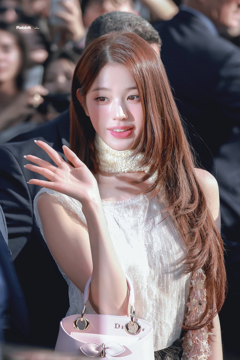 _wonyoungswife's tweet photo. congratulations on bagging jang wonyoung @Dior your future is bright as day https://t.co/fk63qcWmDH