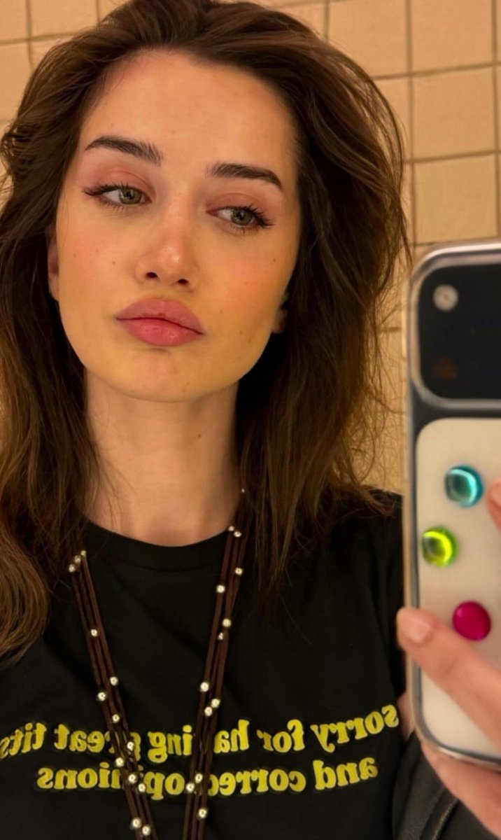 zoyarants's tweet photo. she’s so pretty and whatever is written on her shirt im dying lmfao i love her so much https://t.co/kMvmAaPcbj
