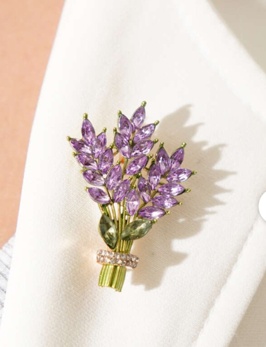 historyromanc's tweet photo. O Ilhan usando um broche de flor de jacinto 🥺 https://t.co/oQA8m8AF6j