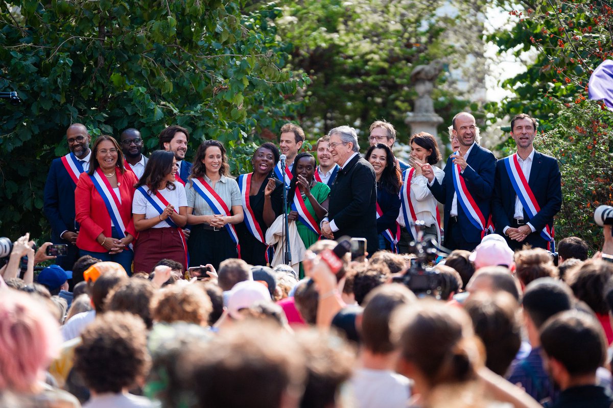 mbompard's tweet photo. Présent à la manifestation de l'intersyndicale de la fonction publique cet après-midi à Paris. 

Il faut augmenter le point d’indice et investir massivement dans nos services publics.

Nous le ferons avec @JLMelenchon. https://t.co/zZexRi6xDM