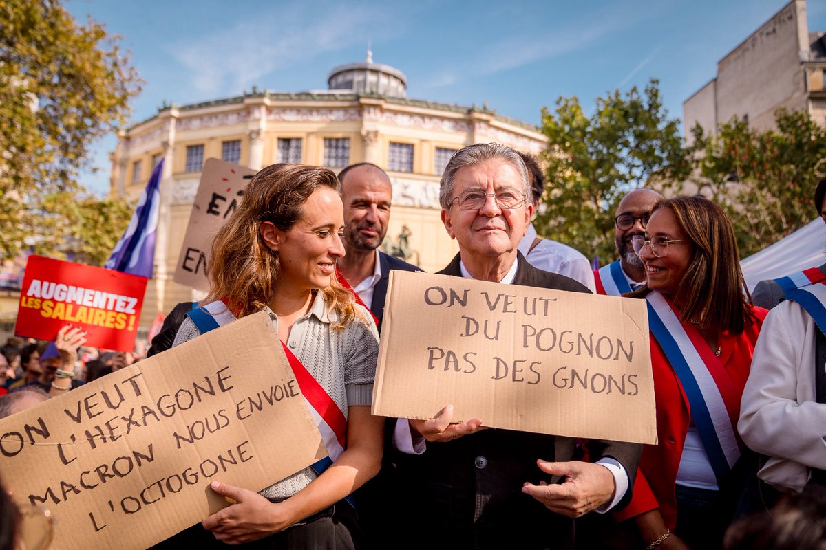 mbompard's tweet photo. Présent à la manifestation de l'intersyndicale de la fonction publique cet après-midi à Paris. 

Il faut augmenter le point d’indice et investir massivement dans nos services publics.

Nous le ferons avec @JLMelenchon. https://t.co/zZexRi6xDM