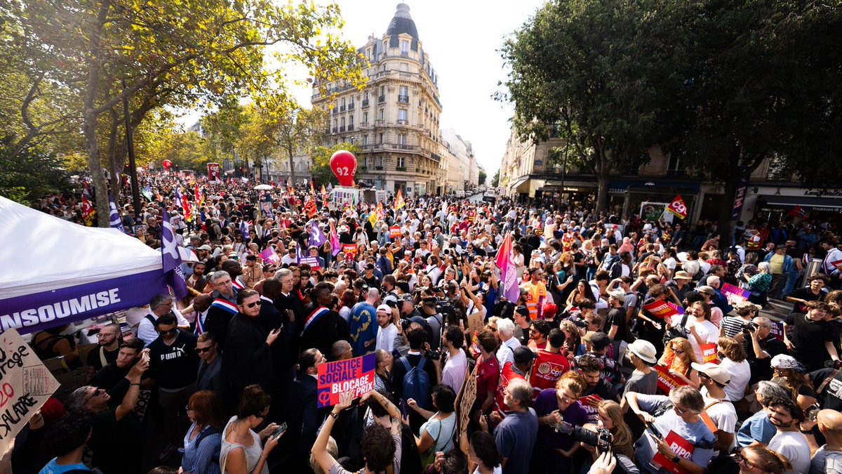 mbompard's tweet photo. Présent à la manifestation de l'intersyndicale de la fonction publique cet après-midi à Paris. 

Il faut augmenter le point d’indice et investir massivement dans nos services publics.

Nous le ferons avec @JLMelenchon. https://t.co/zZexRi6xDM