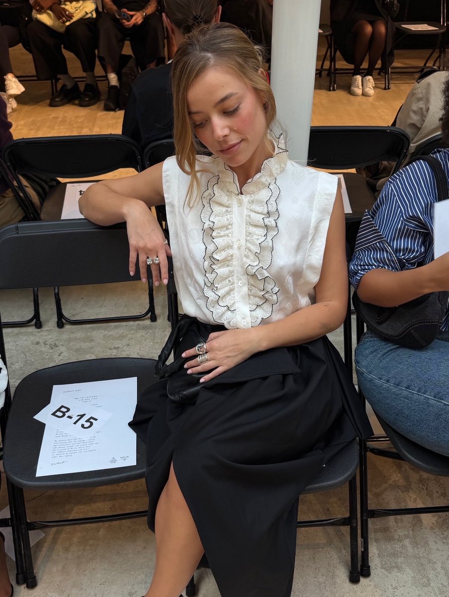 ainaragf_'s tweet photo. día 102 hasta que marina reche anuncie música 
ella lo está siendo todo en la fashion week de paris https://t.co/IxwB4MTZSy