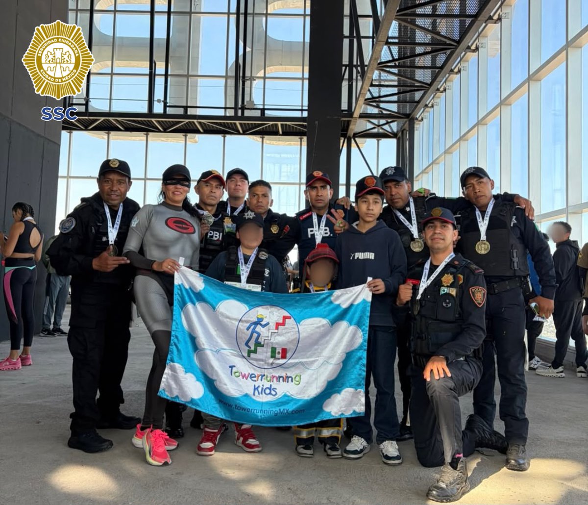 SSC_CDMX's tweet photo. #BoletínSSC | #PBI | En una muestra de disciplina, preparación física y espíritu de competencia, elementos de la @PBI_SSC de la Secretaría de Seguridad Ciudadana participaron en la segunda Carrera Vertical #Towerrunning Well Vitae Inxignia, realizada en la Torre Inxignia BBVA, en #Puebla.
El desafío deportivo consistió en ascender 45 pisos, equivalentes a 990 escalones, en una exigente prueba de resistencia y velocidad vertical, en la que participaron representantes de distintas corporaciones de seguridad y cuerpos de emergencia. https://t.co/unrSZDpK1R