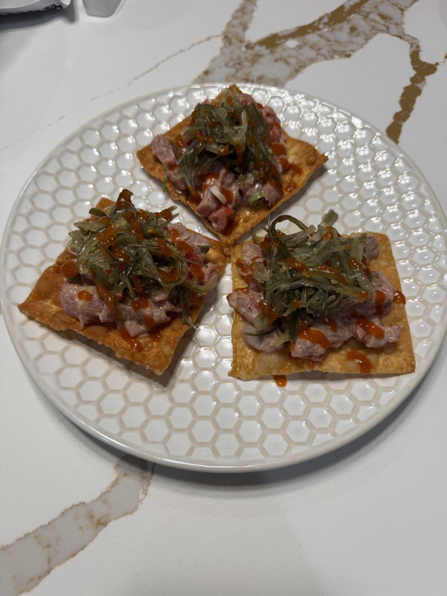 ChefMikeBercsa's tweet photo. Bluefin poke tostados for dinner last tonight 😋. 
Bluefin tuna, cherry tomato, green onion, kewpie mayo, wakame (seaweeed salad), sriracha on a crispy won ton wrapper https://t.co/qwmiQVCwhS