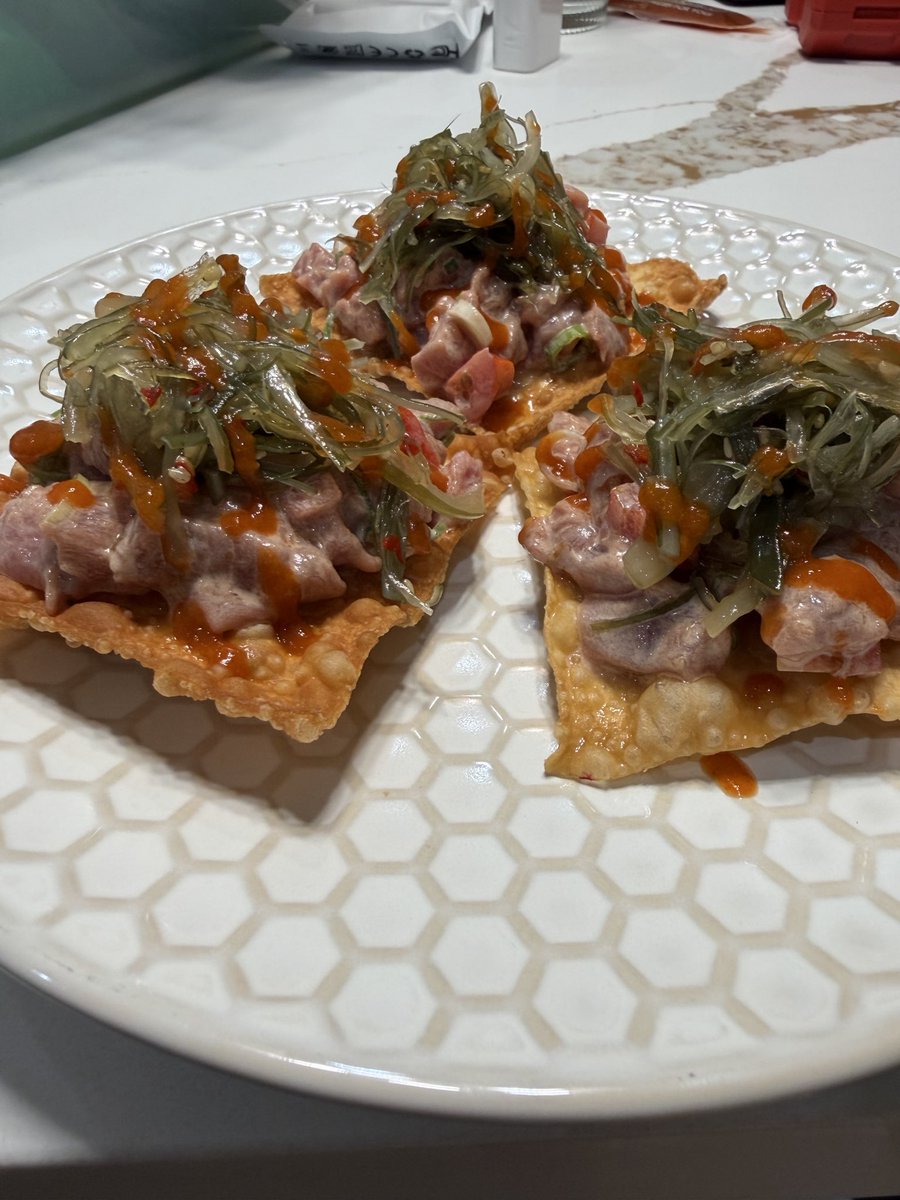 ChefMikeBercsa's tweet photo. Bluefin poke tostados for dinner last tonight 😋. 
Bluefin tuna, cherry tomato, green onion, kewpie mayo, wakame (seaweeed salad), sriracha on a crispy won ton wrapper https://t.co/qwmiQVCwhS
