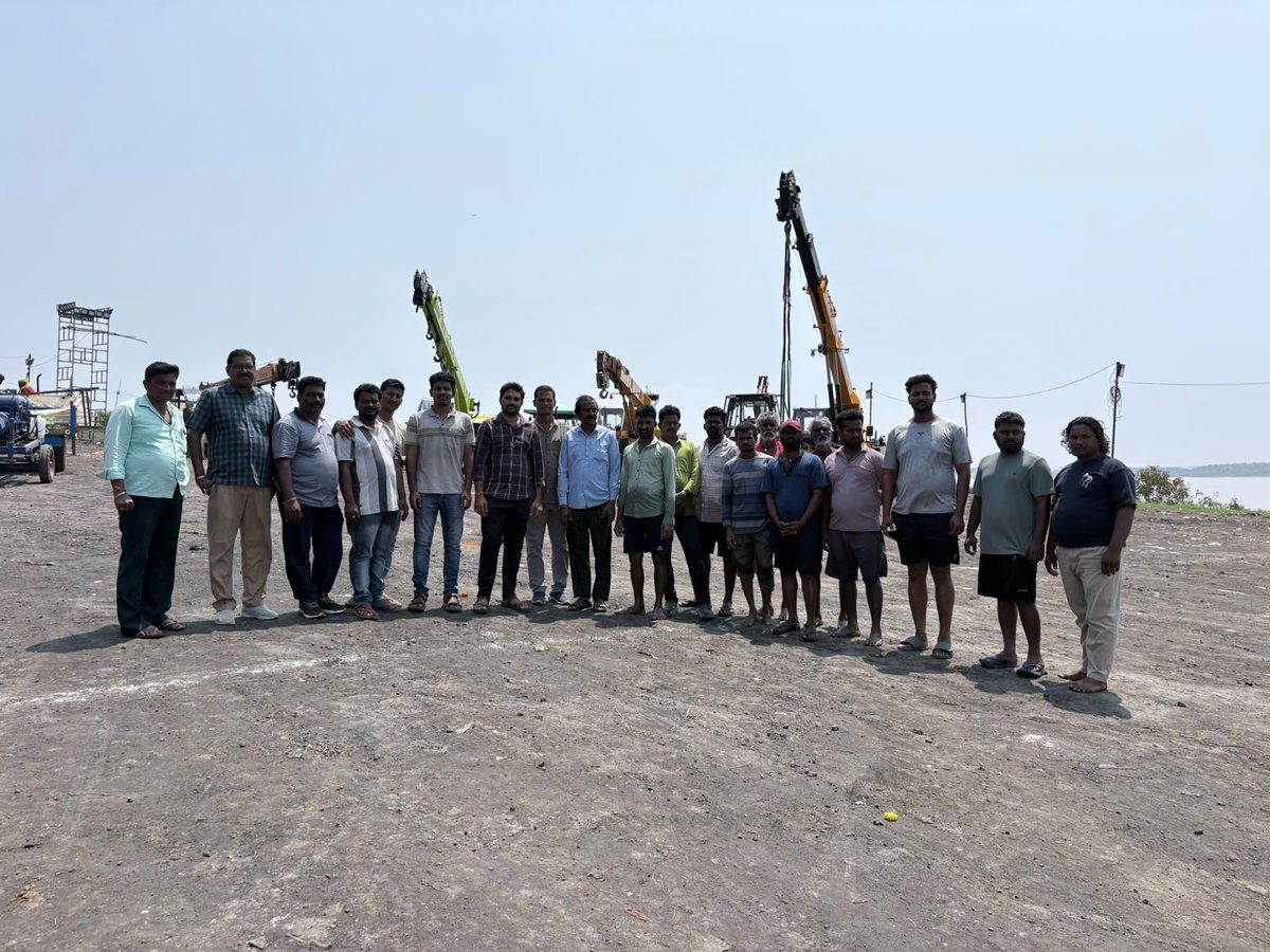 sdm_bcm's tweet photo. The Sub Divisional administration has successfully and safely completed the Ganesh Nimmazam process despite the bad weather and rising Godavari levels.
Sub Collector has appreciated and congratulated all the departments - Revenue, Police, Panchayat, Endowment, NPDCL, RTO, Fisheries, Irrigation, R&B, Fire, Medical and Traffic. ITC and SCCL are also appreciated for providing necessary support, manpower and machinery for the event.