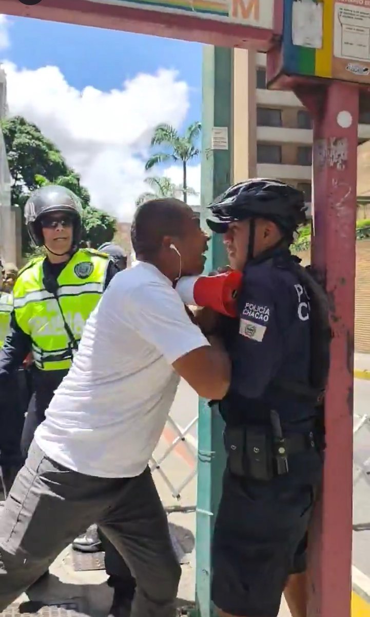 SonPolemicas's tweet photo. Si con la Ley Contra el Odio estando vigente, los opositores andan agrediendo y asesinando a funcionarios del Estado, ahora con la ley "suavizada" los van a degollar con impunidad ante las cámaras. https://t.co/SPbumETLK2