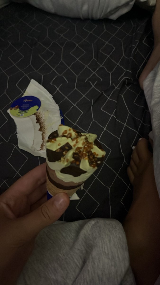 yassoutx's tweet photo. J’aime trop les glaces sah https://t.co/GMKw2Jo26L
