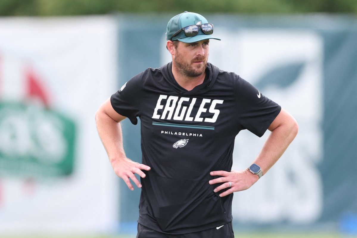 PHLY_Sports's tweet photo. The Eagles offense through 3 games:

1st Half:
- 9th in Success Rate
- 11th in EPA/Drive

2nd Half: 
- 32nd in Success Rate
- 30th in EPA/Drive https://t.co/9enRjrRcrv