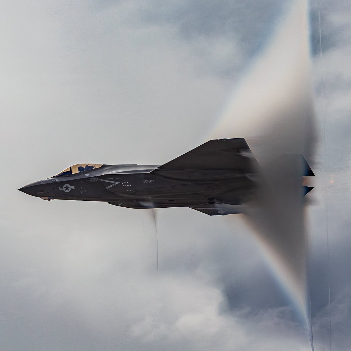 wavy_zyro's tweet photo. The f35C bending the air https://t.co/DtNVsokHuz
