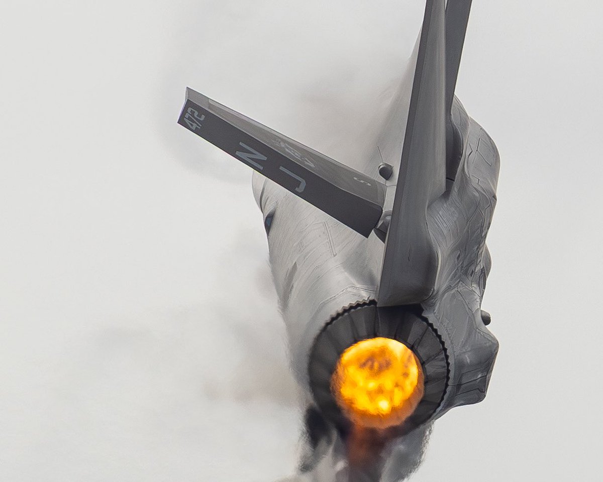 wavy_zyro's tweet photo. The f35C bending the air https://t.co/DtNVsokHuz