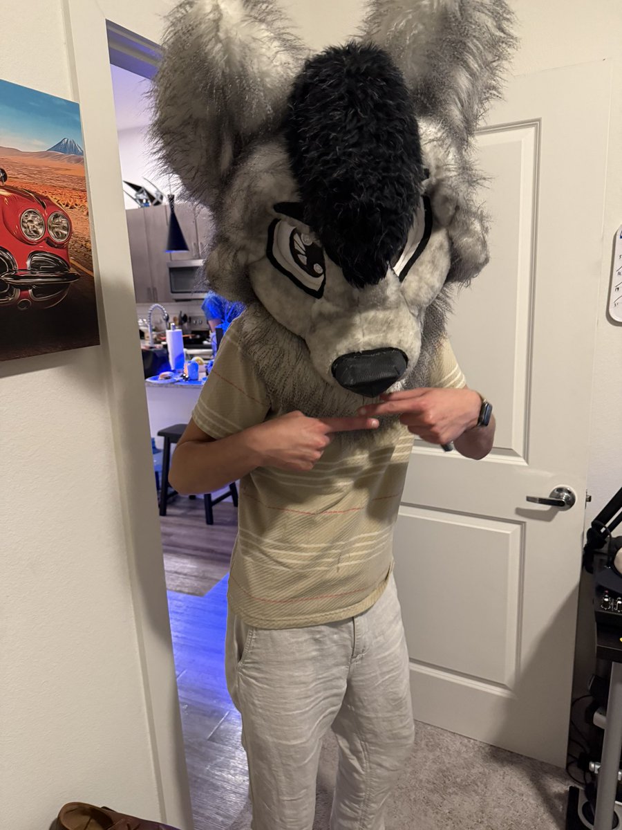 Beevbro's tweet photo. Loved going to a meetup then immediately mixing furries, mechanics, queers, and my frat homies. They learned something about me and we all had a great night 😂 https://t.co/g5RzDnoIaa